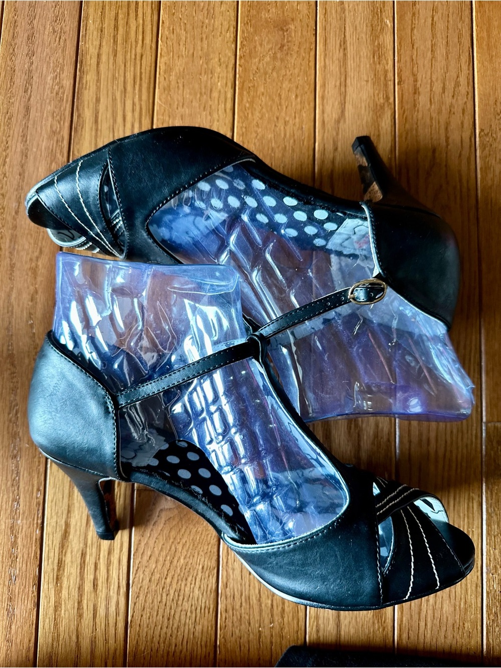 Bettie Page B&W Retro Pinup T-Strap Peep Toe Heels Sz. 9 - Picture 5 of 9